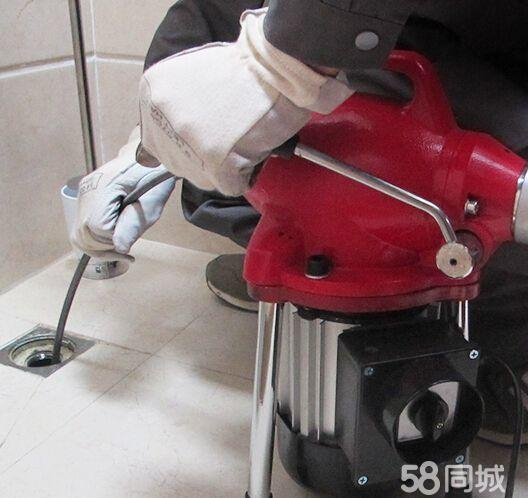 专业师傅快速上门能帮你把卫生间管堵塞|管道|清淤解决|下水道